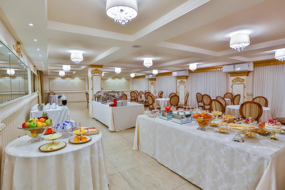 Golden Lis Hotel Boutique Goiânia Exterior foto A buffet